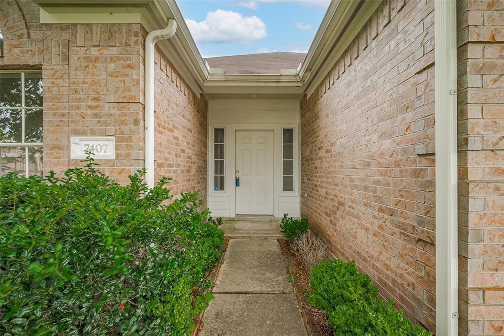 7407 Breda Drive, Baytown, Texas image 3