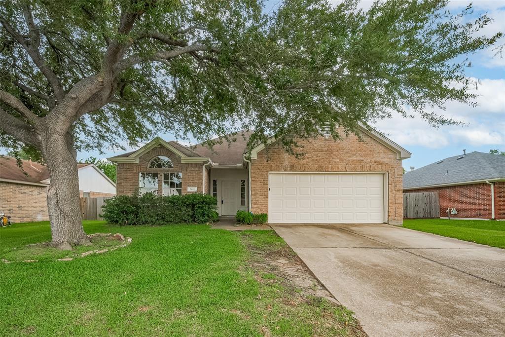 7407 Breda Drive, Baytown, Texas image 1