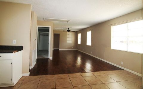 Single Family Residence in Brazoria TX 207 Avenue D 6.jpg