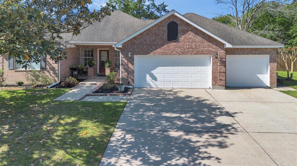176 April Wind Drive, Conroe, Texas image 2