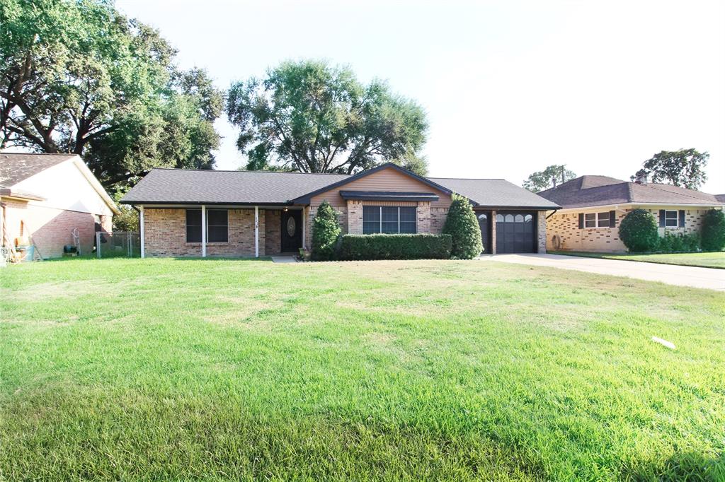 322 Hurstgreen Lane, Alvin, Texas image 2