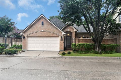 Single Family Residence in Houston TX 8026 Oakwood Trace.jpg
