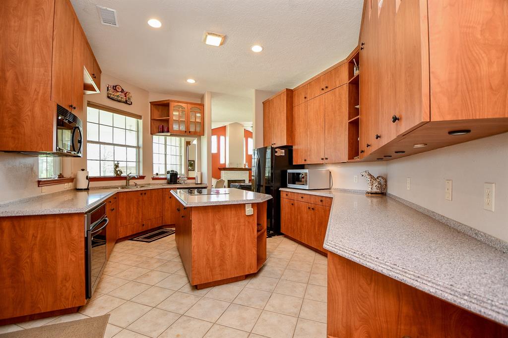 530 Chisolm Trail, Wallis, Texas image 8