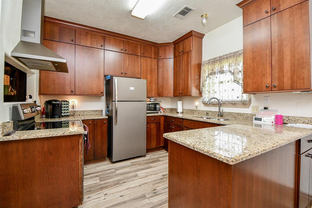 530 Chisolm Trail, Wallis, Texas image 38