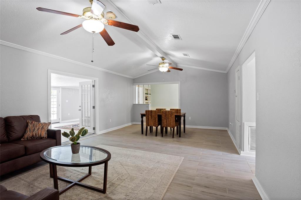 1916 Tracy Lynn Lane, Alvin, Texas image 3
