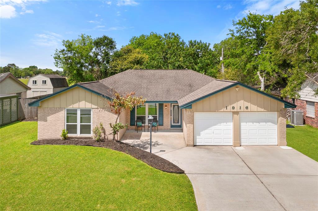 1916 Tracy Lynn Lane, Alvin, Texas image 1