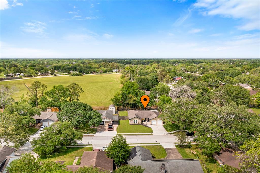1916 Tracy Lynn Lane, Alvin, Texas image 2
