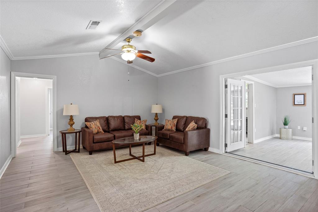 1916 Tracy Lynn Lane, Alvin, Texas image 4