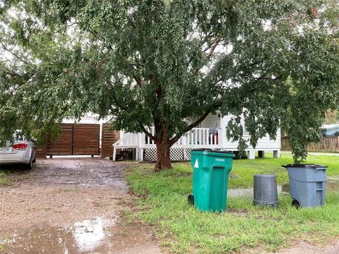 A home in Bacliff