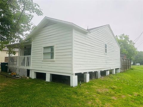 A home in Bacliff