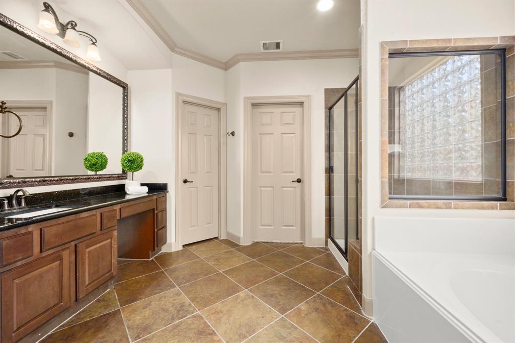 19 E Hullwood Circle, Spring, Texas image 27