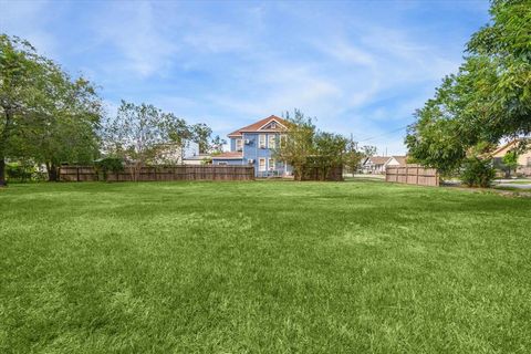 Photo of 220 Latham Street, Houston, TX 77011 (MLS # 60305218)