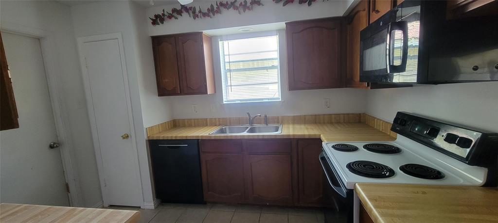 8222 Forest Point Drive, Humble, Texas image 4