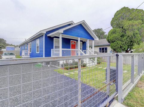 Photo of 808 E 32nd Street, Houston, TX 77022 (MLS # 37090991)