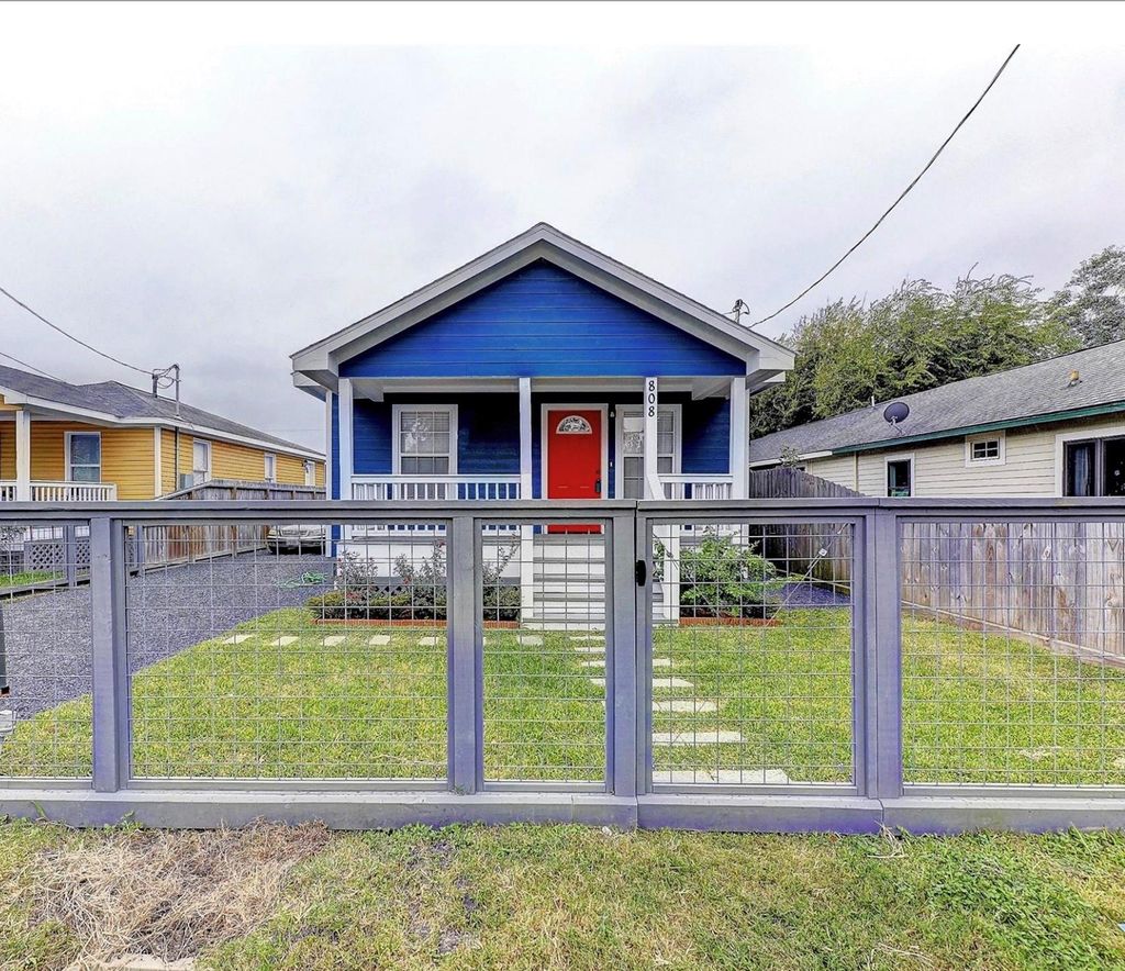 Photo of 808 E 32nd Street, Houston, TX 77022 (MLS # 37090991)