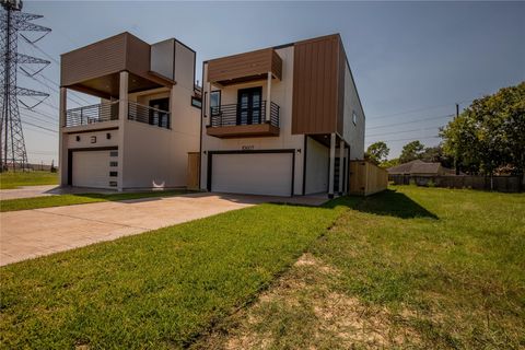 Photo of 10607 Greenwater Drive, Houston, TX 77065 (MLS # 21230978)