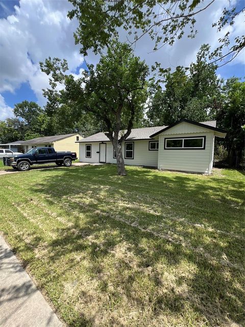 Photo of 5915 Beldart St Street, Houston, TX 77033 (MLS # 9868913)