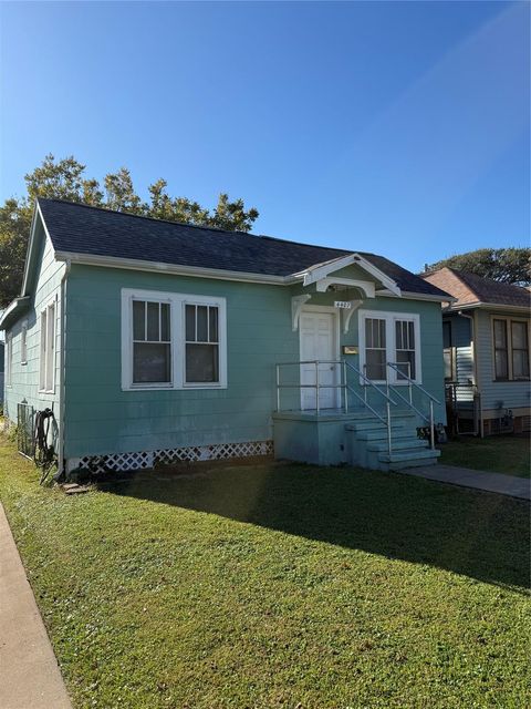 Photo of 4407 Avenue S 1/2, Galveston, TX 77550 (MLS # 39547956)