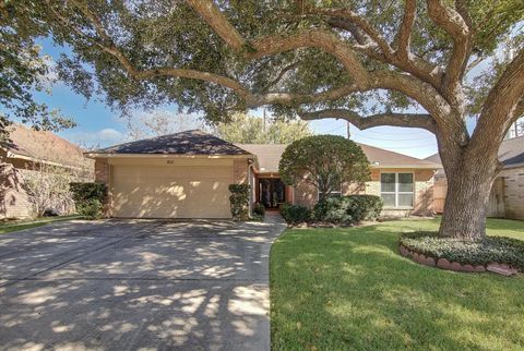 Property photo of 611 E Larkspur Circle, Pearland, TX 77584