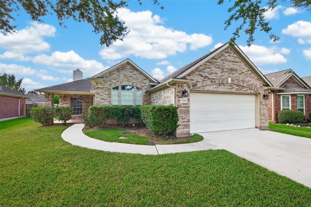Photo of 17230 Pecan Acres Drive, Sugar Land, TX 77498 (MLS # 82855548)