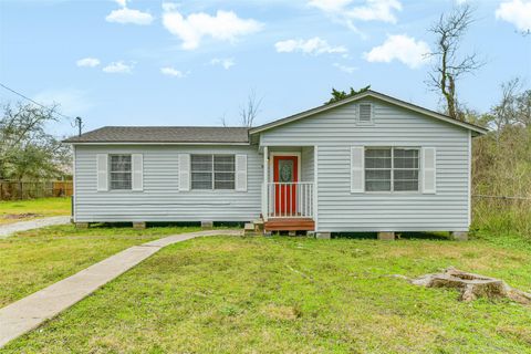 Photo of 821 Robertson Street, Clute, TX 77531 (MLS # 57190967)