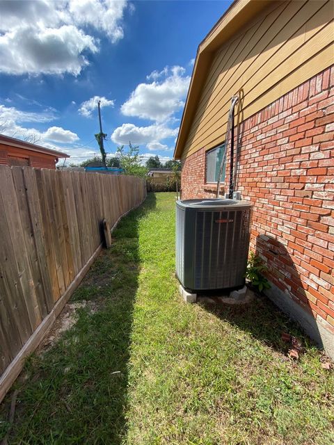Photo of 3919 Darlinghurst Drive, Houston, TX 77045 (MLS # 32485096)