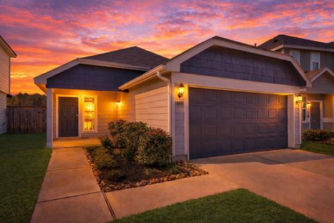 Homes For Sale - 14091 Chinook Drive<br/> Conroe, TX 77384