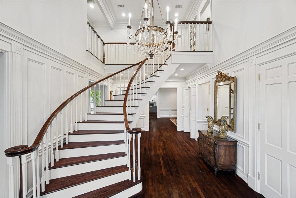 Photo of 2249 Pelham Drive, Houston, TX 77019 (MLS # 70815493)