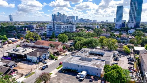 Photo of 1423 Hawthorne ST #2, Houston, TX 77006 (MLS # 19456030)