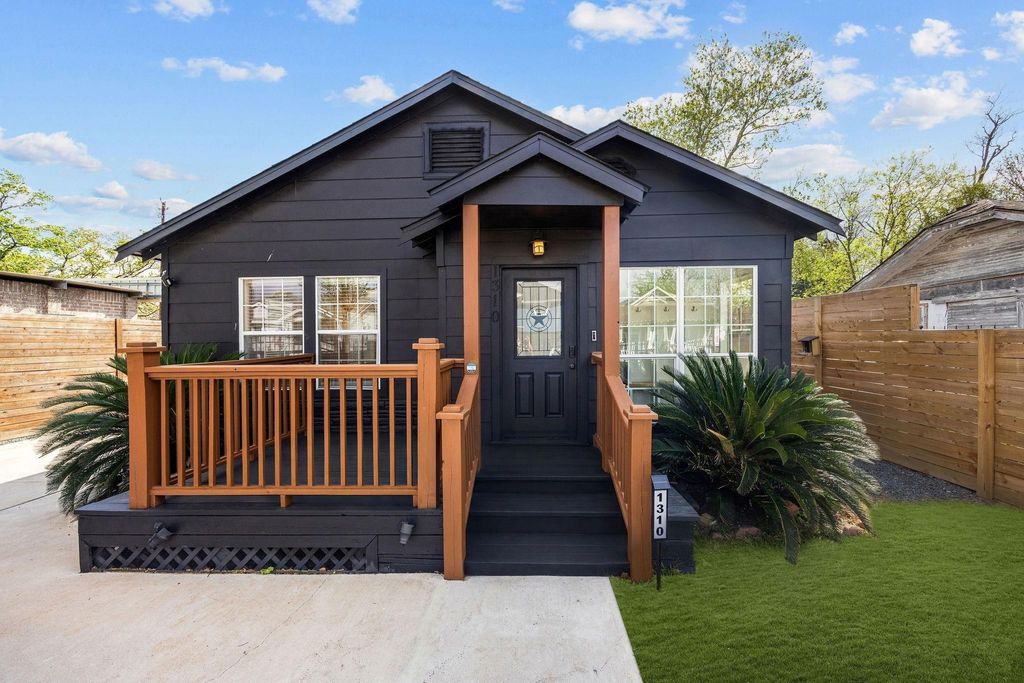 Photo of 1310 Walton Street, Houston, TX 77009 (MLS # 33500986)