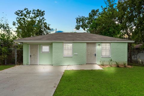 Photo of 3031 Friar Point Road, Houston, TX 77051 (MLS # 65334683)
