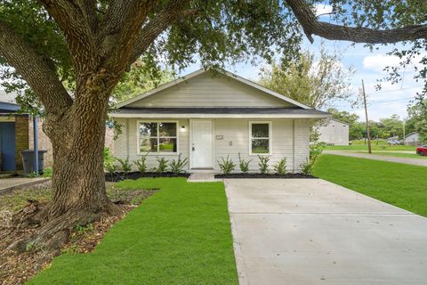 Photo of 1100 Gilbert Avenue, Bay City, TX 77414 (MLS # 2968410) Photo of 1100 Gilbert Avenue, Bay City, TX 77414 (MLS # 2968410)