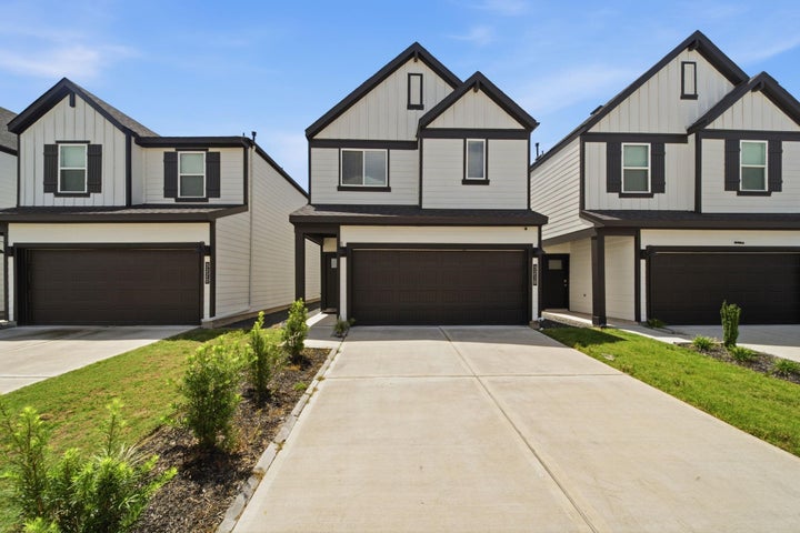Photo 1 of 34 — 3218 Crown Gate Drive, Houston, TX 77047