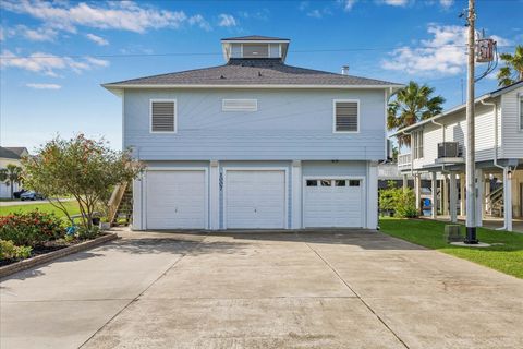 Photo of 1007 Tiki Dr, Tiki Island, TX 77554 (MLS # 41700404)