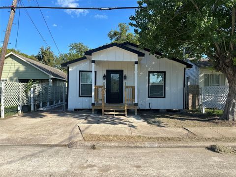 Photo of 1122 Cypress Street, Baytown, TX 77520 (MLS # 35718509)