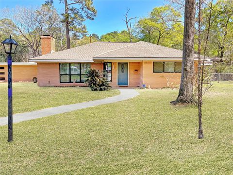Photo of 110 S Woodsway Street E, Conroe, TX 77301 (MLS # 16809406)
