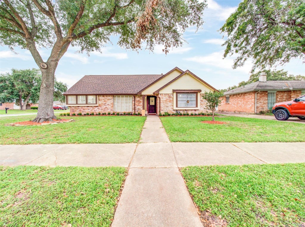 Photo of 13526 Sherwood Street, Sugar Land, TX 77498 (MLS # 24317471)