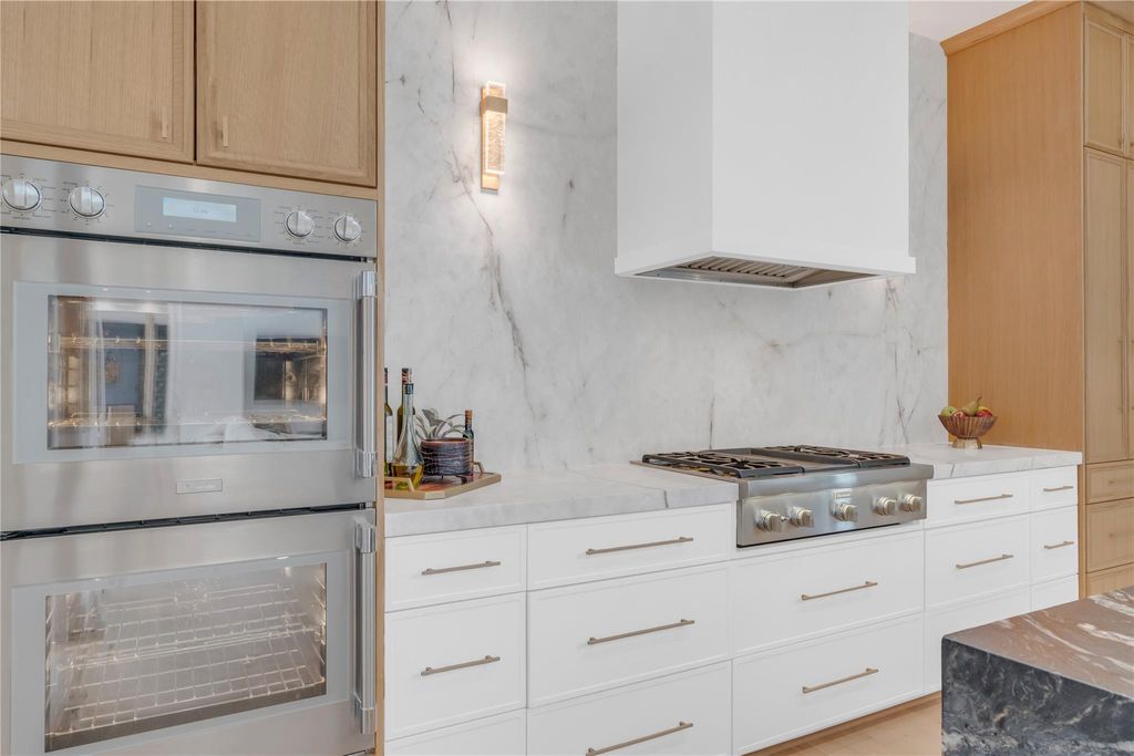 Photo of 5602 Ella Lee Lane, Houston, TX 77056 (MLS # 68053846)