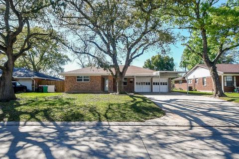 Homes For Sale - 1202 Dwinnell Street<br/> Baytown, TX 77520