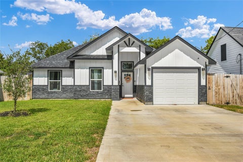 Photo of 1252 2nd Street, Clute, TX 77531 (MLS # 86017288)