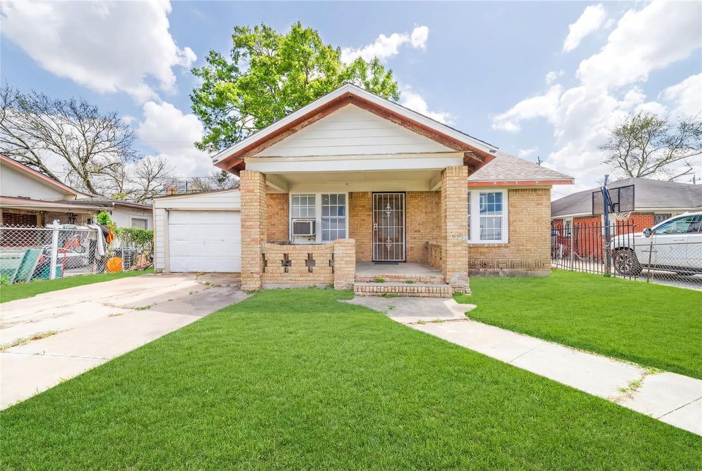 Photo of 2305 Wilshire Street, Houston, TX 77023 (MLS # 37404281)