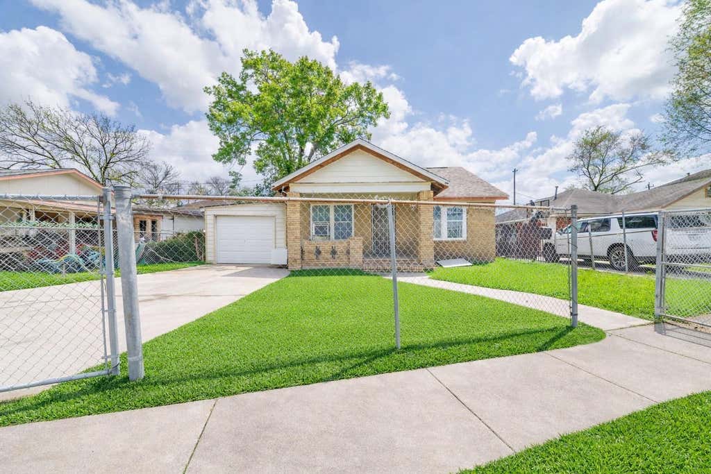 Photo of 2305 Wilshire Street, Houston, TX 77023 (MLS # 37404281)