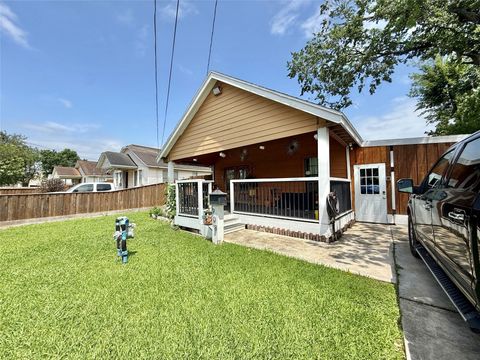 Photo of 908 Lakin Avenue, Pasadena, TX 77506 (MLS # 8234816)