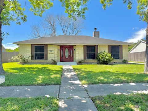 Photo of 514 W Castle Harbour Drive, Friendswood, TX 77546 (MLS # 55086297)