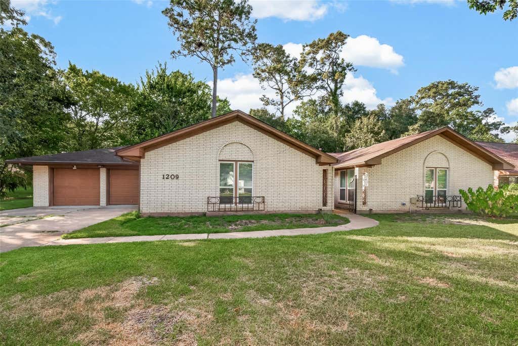 Photo of 1209 Sunset Drive, Dickinson, TX 77539 (MLS # 95226575)
