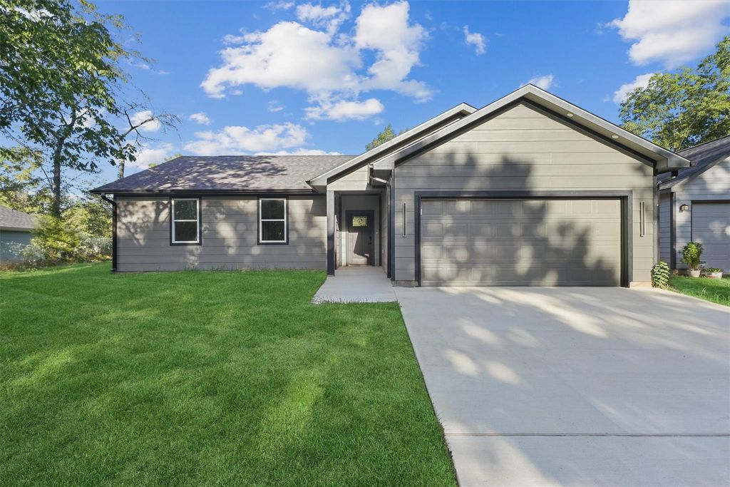 Photo of 330 S Pine Harbour Drive, Coldspring, TX 77331 (MLS # 54216781)