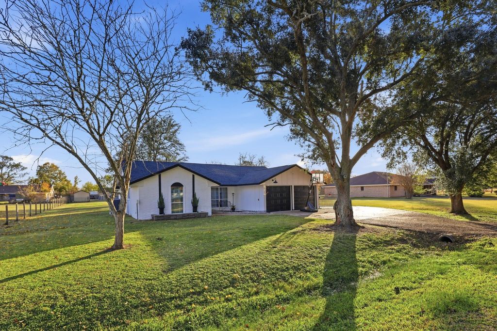 Photo of 2414 Loch Lomond Street, Highlands, TX 77562 (MLS # 28767535)