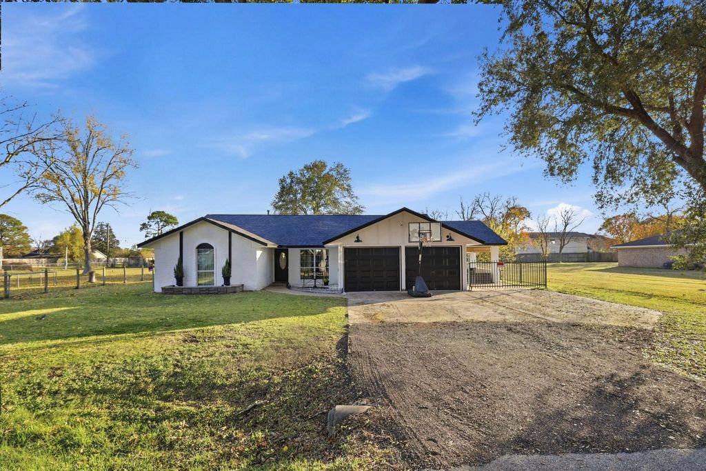 Photo of 2414 Loch Lomond Street, Highlands, TX 77562 (MLS # 28767535)