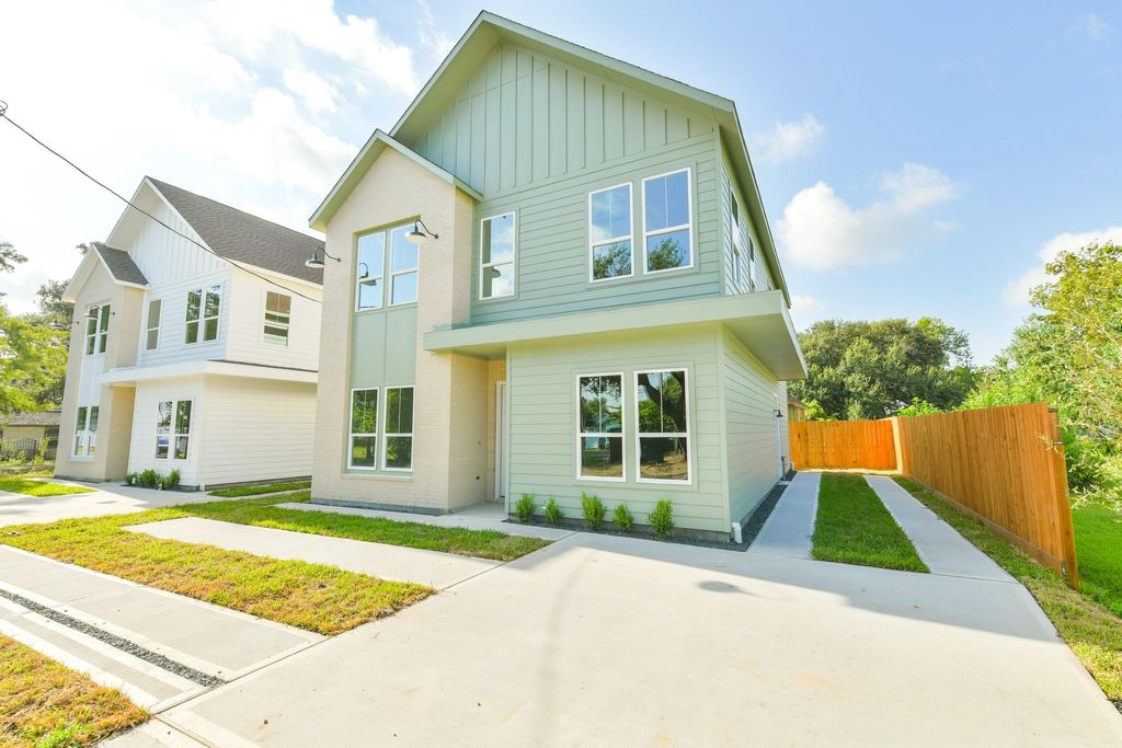 Photo of 162 Wallace St Unit St, Houston, TX 77022 (MLS # 84741757)