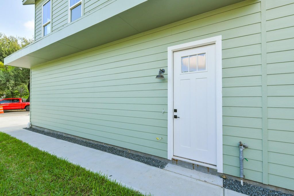 Photo of 162 Wallace St Unit St, Houston, TX 77022 (MLS # 84741757)